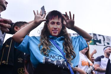 Un aficionado del Santos lleva una máscara con la imagen de Neymar Jr. antes de la presentación.