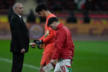 El jugador del Real Madrid, Brahim Díaz, el portero Yassine Bounou abandonan el campo tras la final de la Copa Africana.