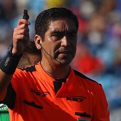 El árbitro chileno que se retira en el amistoso de la Roja