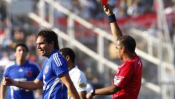 Jorge Osorio dirigiendo el Supercl&aacute;sico del 25 de abril de 2010. En la foto expulsa al azul Rafael Olarra.