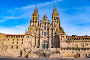 El final del Camino de Santiago se corona con la tradicional visita a la catedral medieval. Es normal encontrarse a decenas de peregrinos y turistas disfrutando del monumento. El conjunto recibió unos 3 millones de personas según el Cabildo Catedralicio.