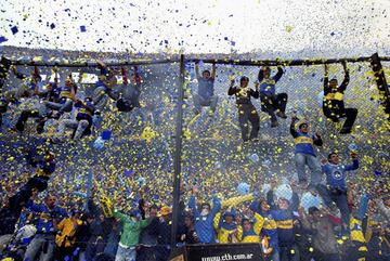 La 12 es el nombre de la barra brava de Boca Juniors de Argentina. Nacieron en 1925 en la primera gira del equipo en su historia. En ella , junto a los jugadores y cuerpo técnico viajó un hincha y se le denominó Primer Jugador Número Doce. Tienen una fuerte rivalidad con Los Borrachos del Tablón y La Barra Del Rojo. Han sido responsables de tiroteos, saqueos y robos, además de haber disputado numerosos enfrentamientos con la policía tanto fuera como dentro del estadio.