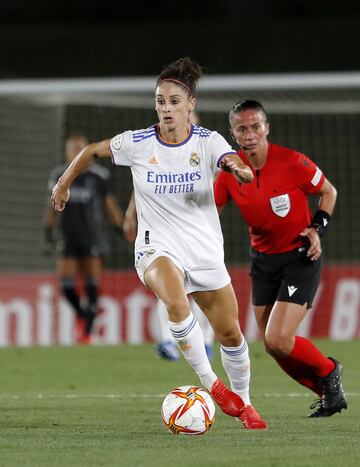 En el Real Madrid, el gol sí que recae fundamentalmente en una jugadora. Y ella es Esther González (29 años, Huéscar, Granada). La delantera blanca llega al partido muy enchufada en Liga, donde ha visto puerta en cuatro de los últimos cinco partidos que ha jugado. En total, la andaluza suma seis goles, siendo la máxima goleadora del equipo blanco, donde le costó adaptarse y regresó con un buen ritmo tras su última lesión. Ahora, Esther llega muy motivada al 'Clásico' para seguir brillando como madridista. La delantera es muy enérgica y sabe estar en el sitio correcto para poder encarar la portería con precisión. Prueba de ello fueron los números de la pasada jornada, con los que estuvo cerca de ser Pichichi de la Primera Iberdrola.