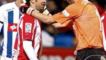 <b>UN MURO INFRANQUEABLE. </b>Simao bromea con Sorrentino, que fue el auténtico protagonista de la noche con cinco intervenciones de muchísimo mérito.