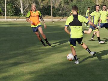 Imagen del entrenamiento de ayer por la tarde en Marbella. De frente, con peto naranja, Peñaranda.