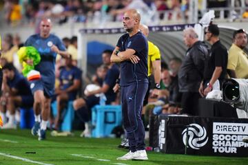 Pep Guardiola observa el partido de pie, en su ¨¢rea t¨¦cnica.