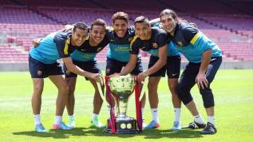 PEDRO, THIAGO, JONATHAN, ALEXIS Y PINTO jugadores del Barcelona posando con la Copa de Liga en el Camp Nou.