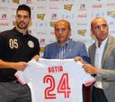 Botía: "El Sevilla es un reto y vengo con mucha ambición"