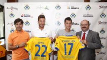 DE AMARILLO. Jony y Christian ya lucen la camiseta del Alcorcón.