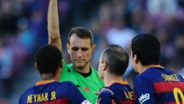 Clos Gómez saca tarjeta a Neymar.