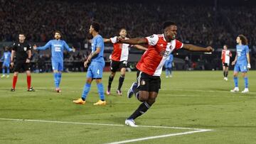 Luis Sinisterra celebrando su gol en la victoria de Feyenoord 3-2 sobre Olympique Marsella por la ida de la semifinal de la UEFA Conference League.