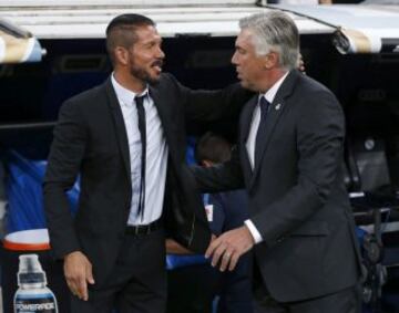 El entrenador del Atlético de Madrid, el argentino Diego Simeone, saluda al entrenador del Real madrid, el italiano Carlo Ancelotti.