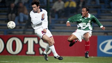 Foto de accion durante el Partido Estados Unidos (4) 0-0 (1) Mexico en el Estadio Parque Artigas, Partido Correspondiente a Los Cuartos de Final de la Copa America Uruguay 1995, en la foto: (i)-(d) Mike Burns, Misael Espinoza
17/Julio/1995/ MEXSPORT/ David Leah