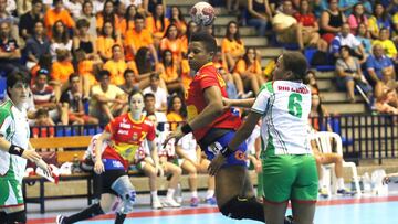 Las "Guerreras" de la selección española de balonmano, en acción ante Bulgaria.