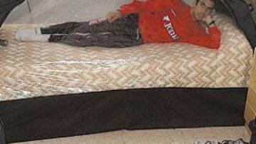 <b>EN LA BURBUJA. </b>Juan Carlos de la Ossa, tumbado en la cámara hipobárica montada en su habitación de la Residencia Blume de Madrid.