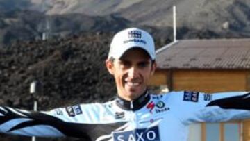 <b>EL REY DE LA MONTAÑA. </b>Alberto Contador posa ante el volcán Etna, que dominó el pasado domingo. A partir de hoy afronta tres etapas de gran montaña: su terreno.