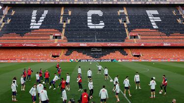 VALENCIA, 22/03/2025.- Los jugadores de la Selección española de fútbol durante un entrenamiento este sábado, en Valencia, previo al partido de mañana domingo ante Países Bajos en el estadio de Mestalla. Una victoria que vale una Final a Cuatro por tercera vez consecutiva para la actual campeona de la Liga de Naciones, España, es lo que buscará este domingo el conjunto de Luis de la Fuente en Mestalla ante Países Bajos, en el partido de vuelta de cuartos de final tras rescatar un empate en el tiempo añadido en Róterdam. EFE/ Kai Forsterling