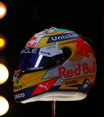 Casco de Checo Pérez. 