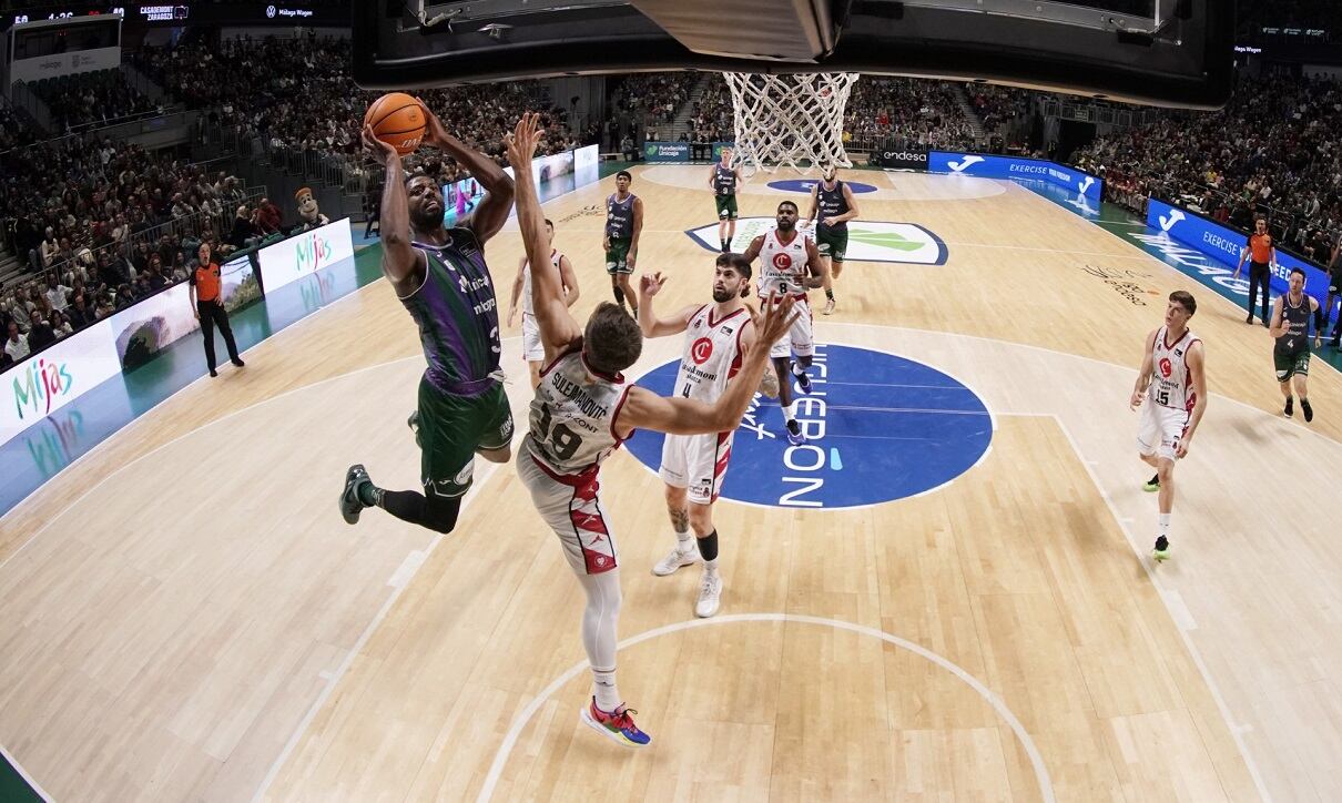 Melvin Ejim vuela dirección a canasta.