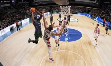 Melvin Ejim vuela direccin a canasta.