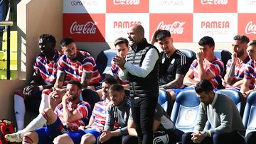 Paco López y el banquillo del Granada, durante el Villarreal B - Granada de esta pasada temporada.
