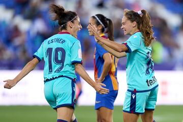 Estefanía Banini celebra con Esther González el 3-2 para el Levante. 