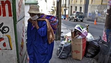 An indigenous woman wearing a face mask walks along a street in La Paz on May 8, 2020, amid the new coronavirus pandemic. - Bolivia is under state of emergency with its borders closed against the spread of COVID-19. (Photo by AIZAR RALDES / AFP)