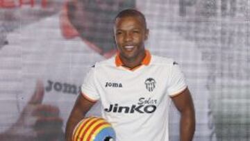 Dorlan Pabón posa para durante su presentación oficial como nuevo jugador del Valencia.