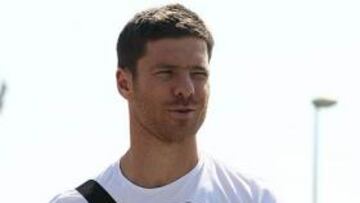 <b>CONTENTO.</b> Xabi Alonso se congratuló de la vuelta de Van Nistelrooy.