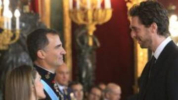 El rey Felipe VI y Letizia saludan al jugador de baloncesto Pau Gasol.