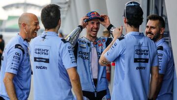 Álex Márquez sonriendo con los mecánicos de su equipo y Aldeguer, su nuevo compañero.