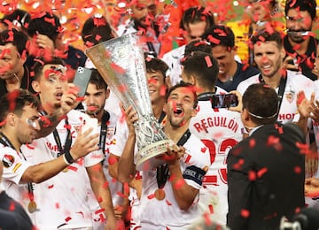 Jesús Navas levanta el trofeo que les acredita como campeones de la Europa League.