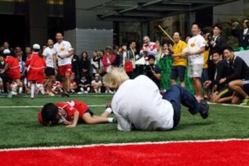 Boris Johnson arroya al niño de 10 años durante un acto de rugby callejero. El alcalde de Londres se encuentra éstos días en Tokio para estrechar lazos culturales con la ciudad nipona.