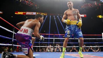 Vasyl Lomachenko derriba a Gamalier Rodriguez en su combate en Las Vegas el 2 de mayo de 2015.