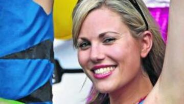 <b>¡Viva Gales y sus Súper Galesas!. </b>Aquí nos hicimos de Gales cuando conocimos a J.B. Toshack, bollycao rumbo a los 60. Lo de ayer nos confirmó que las galesas no tienen nada que envidiar a sus hombres. Ahí está: pinta en mano y camisetita Supermán con la que está cayendo por allí. Mejor no jueguen nunca el 6 Naciones en verano, ¿eh?