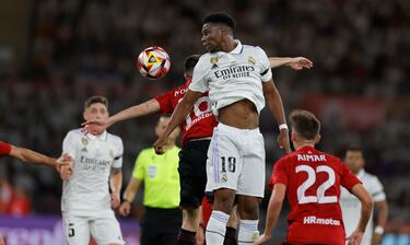 Tchouameni pelea de cabeza un balón.