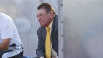 'Clavito' Godoy debió dirigir desde las tribunas a Puerto Montt, luego del castigo.