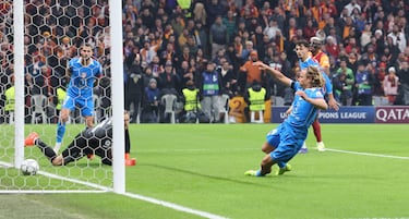 Marcos Llorente marca para el Galatasaray tras una acción combinativa por la derecha que sorprende a la defensa rojiblanca.