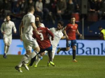 Tano se fracturó la tibia y el peroné tras chocar con Isco por un balón dividido. 