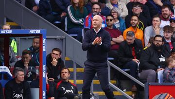 Arne Slot, con paso histórico en el Liverpool