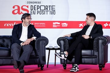 Jorge de la Vega, Director General de negocio de LaLiga charla con Ruby Ares, Redactor de fútbol de AS.