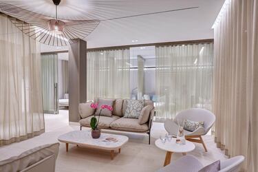 Cuenta con grandes espacios comunes y privados, interiores y al aire libre.
 