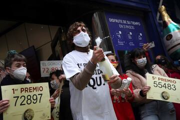 Loteros de la administración de "Doña Manolita" de Madrid festejan haber vendido décimos del premio Gordo.