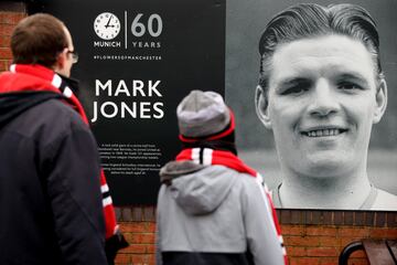 Se cumplen 60 años de la tragedia aérea que acabó con la vida de 23 personas, ocho de ellos futbolistas del equipo inglés al que llamaban 'Busby Babes'. El Manchester United realizó un bonito memorial en el partido de la Premier frente a Huddersfield Town