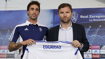 Eguaras, junto a Lalo Arantegui, en su presentaci&oacute;n como jugador del Real Zaragoza en el verano de 2017.