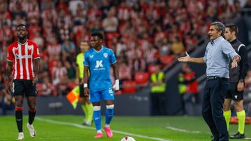BILBAO, 06/10/2023.- El entrenador del Athletic Club Ernesto Valverde (d) durante el partido de la novena jornada de Liga en Primera Divisi¨®n que Athletic de Bilbao y UD Almer¨ªa disputan hoy viernes en el estadio de San Mam¨¦s. EFE/Miguel To?a