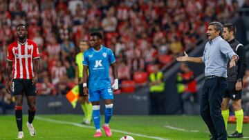 BILBAO, 06/10/2023.- El entrenador del Athletic Club Ernesto Valverde (d) durante el partido de la novena jornada de Liga en Primera División que Athletic de Bilbao y UD Almería disputan hoy viernes en el estadio de San Mamés. EFE/Miguel Toña
