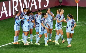 Las jugadoras españolas felicitan a Jennifer Hermoso tras marcar el quinto gol a Suiza. 