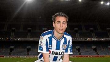 <b>REFUERZO. </b>Nacho posó ayer con la camiseta de su nuevo equipo.
