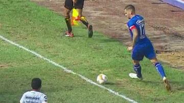 La Máquina abrió el marcador en el Estadio Azteca con vistosa anotación de Roberto Alvarado, sin embargo, en una jugada previa el balón salió por completo en línea lateral.
